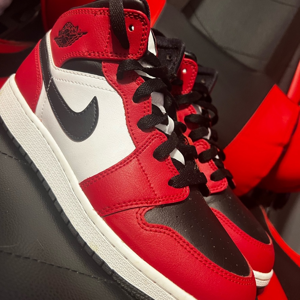 Jordan 1 mid. Chicago black toe.
